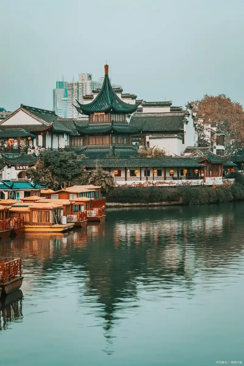 水是眼波横，山是眉峰聚