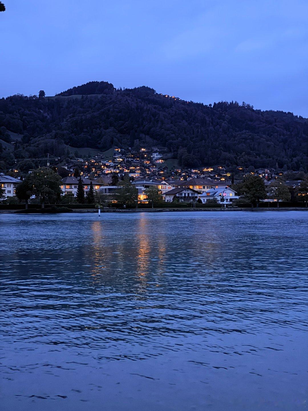 在瑞士的最后一晚 还在图恩湖畔 雪山脚下
舍不得🇨🇭 ​
