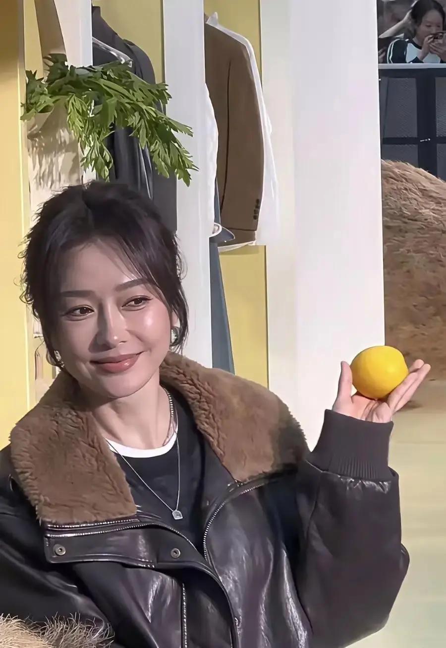 娱乐圈里那些天天靠节食饿出排骨胸的女明星，真该好好看看秦岚现在的脸。
以前她总被镜头逼得瘦骨嶙峋，下巴尖得能扎人，美是美，可总透着一股强撑的疲惫。
最近露面，她两颊明显挂了点肉，圆润柔和了不少，整个人反而像被温水泡开了一样，透着由内而外的舒展。
很多人这才反应过来，女人过了四十岁，根本不需要去