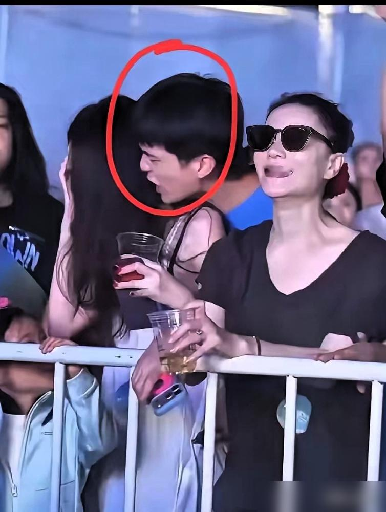 陌生男子贴身搂李嫣，王菲就在一旁全程没动！
阿那亚虾米音乐节，王菲带李嫣来给窦靖童捧场。同行好友Ryan喝多失态，先后贴身冒犯陌生女观众、歌手陈粒，最后贴在李嫣身后一起晃身体，距离极近。
陈粒当场推开对方竖中指，事后Ryan发文道歉，陈粒说旧识已经翻篇，王菲直接带一行人提前离场。
比起处处挡在
