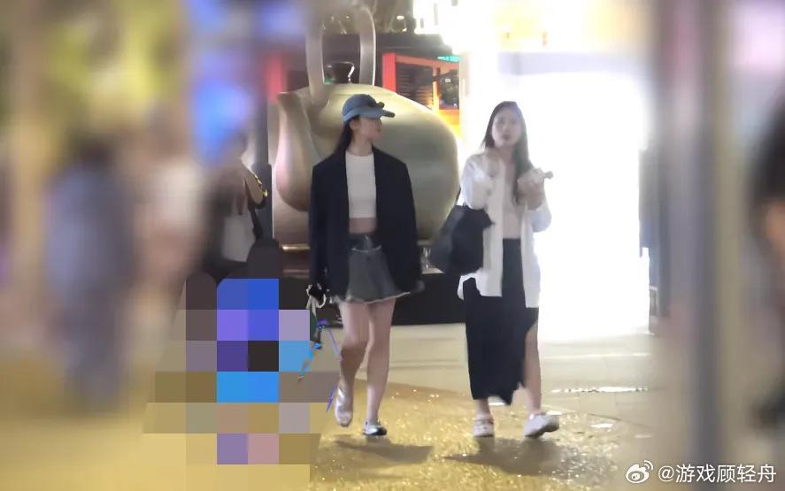 全程纯素颜无妆造，休闲棒球帽搭配短上衣牛仔裙，原相机生图皮肤细腻透亮...