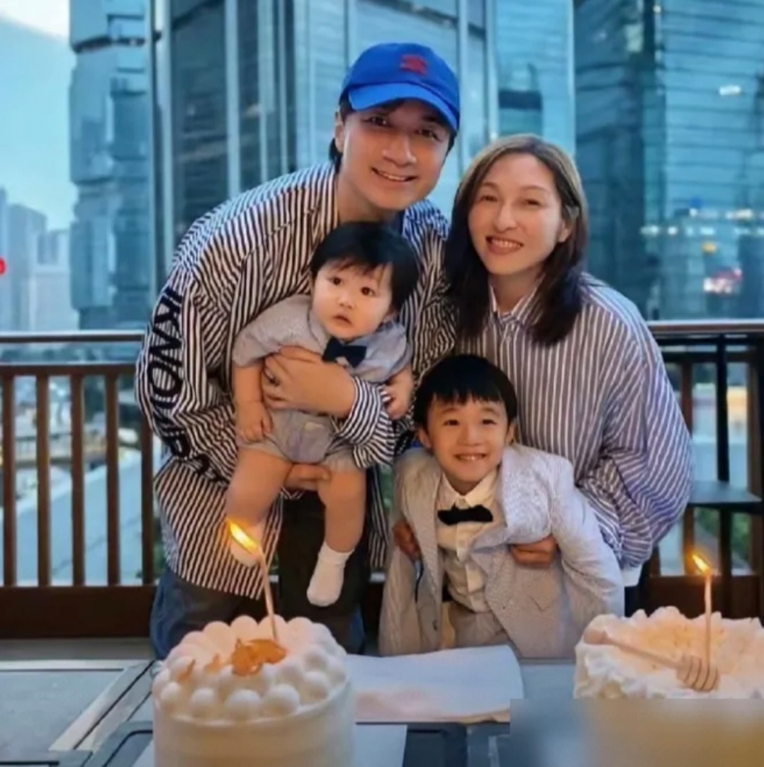 57岁，又生了。
不是试管，不是新闻。
古巨基老婆陈韵晴，这一胎怀得让整个评论区都在刷&34;医学奇迹&34;——可谁还记得，她只比古巨基大四岁。

评论区清一色刷&34;57岁还能生？&34;
这话只对了一半。
医学上，女性平均绝经年龄就在49到52岁之间，57岁还能自然受孕，全球记录也就那么几条。
陈韵晴能拼下来，要么