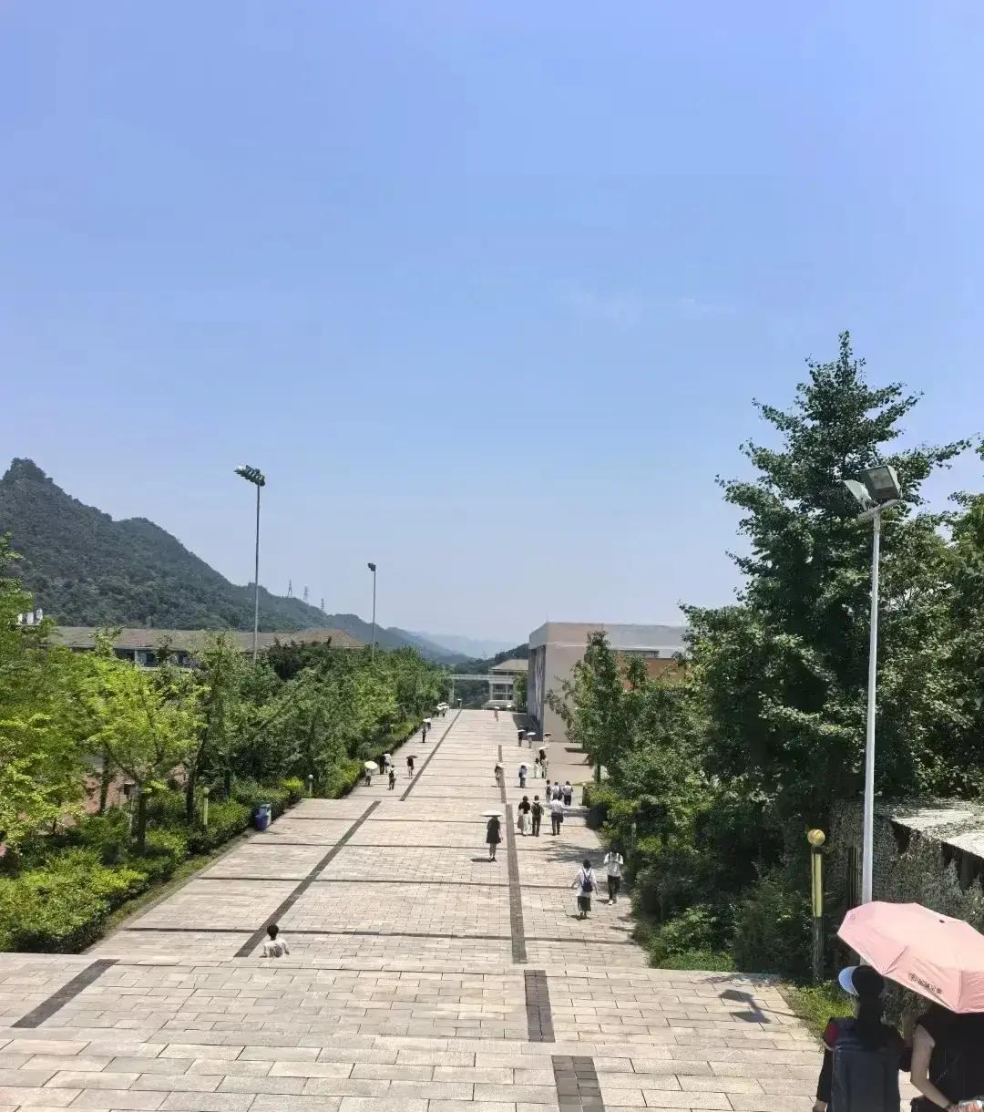 村里有一对老夫妻，从年轻时就冷战，互相不说话，但这并没有影响他们生了三...