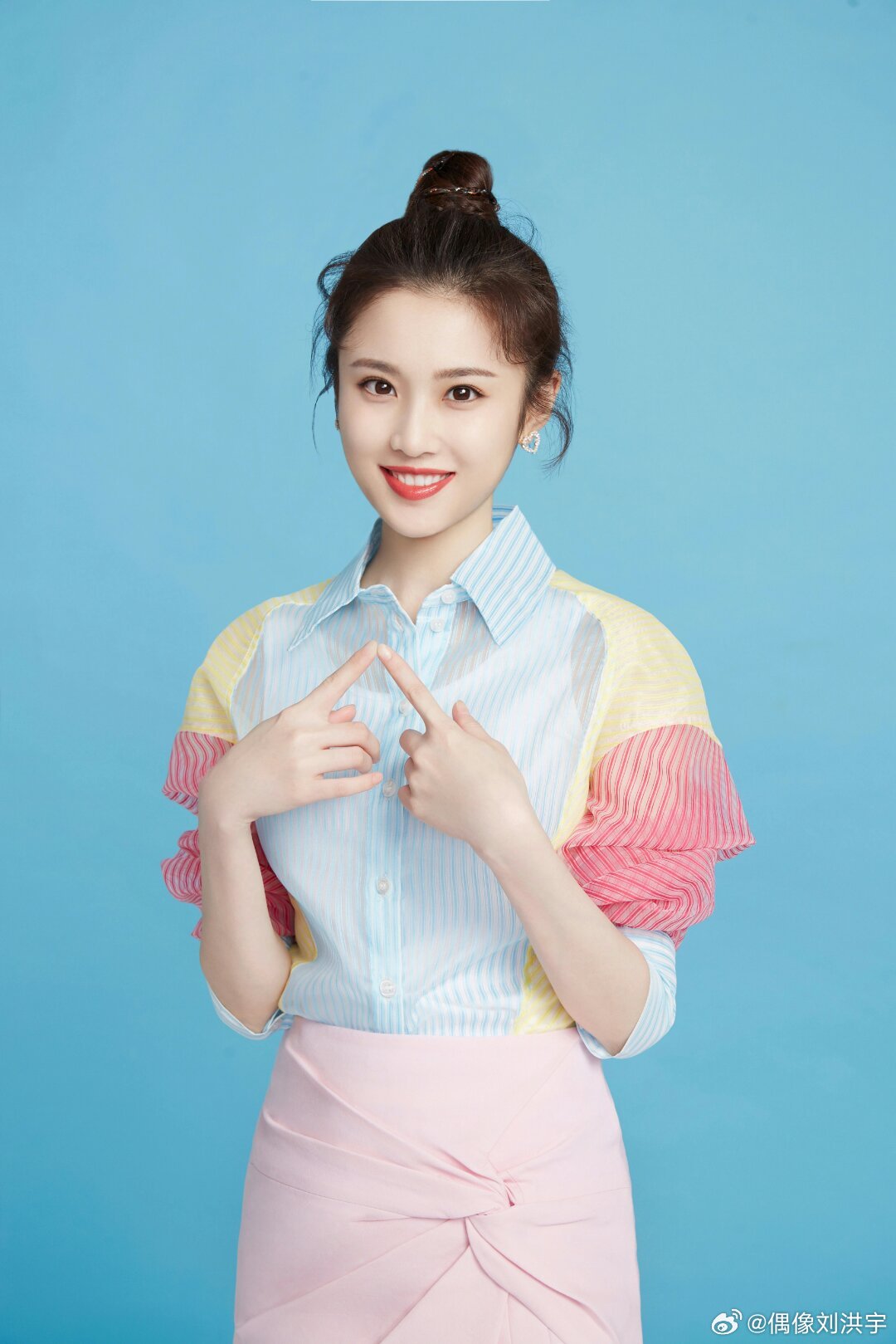 今天是张慧雯的33岁生日。我从18岁就开始看《栀子花开》就喜欢你，后来我也喜欢看《使徒行者》和《日不落酒店》。生日快乐，雯姐！ ​
