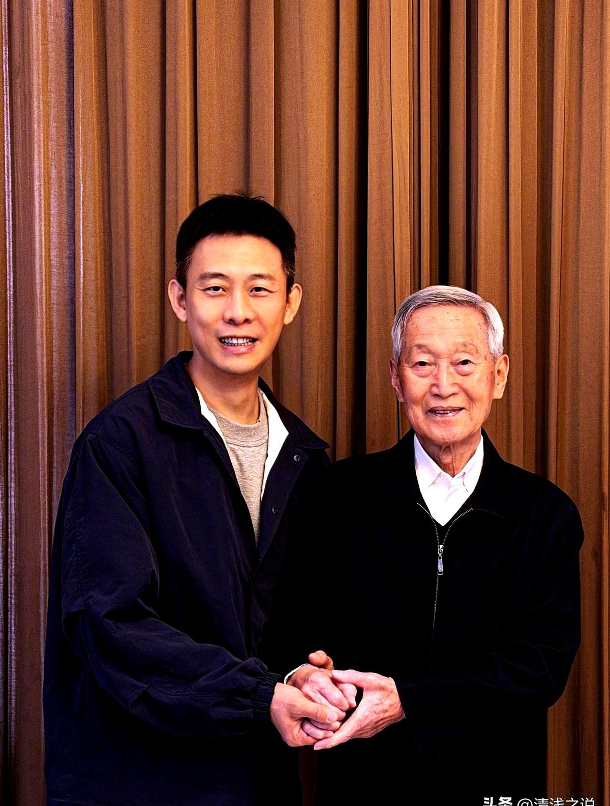 能和李雪健演同一个角色，张译这次在国庆档交了底牌。

新片《神探之痕迹》刚上，张译直接甩出了一张和主角崔寻原型崔道植的合影。这几年他接戏明显变少，但一出手还是他最吃透的刑警题材。

有意思的是，他特意提了，能跟李雪健饰演同一个角色是种荣幸。刑警老本行，加上真实原型背书，这配置算是拉满了。

底牌都亮