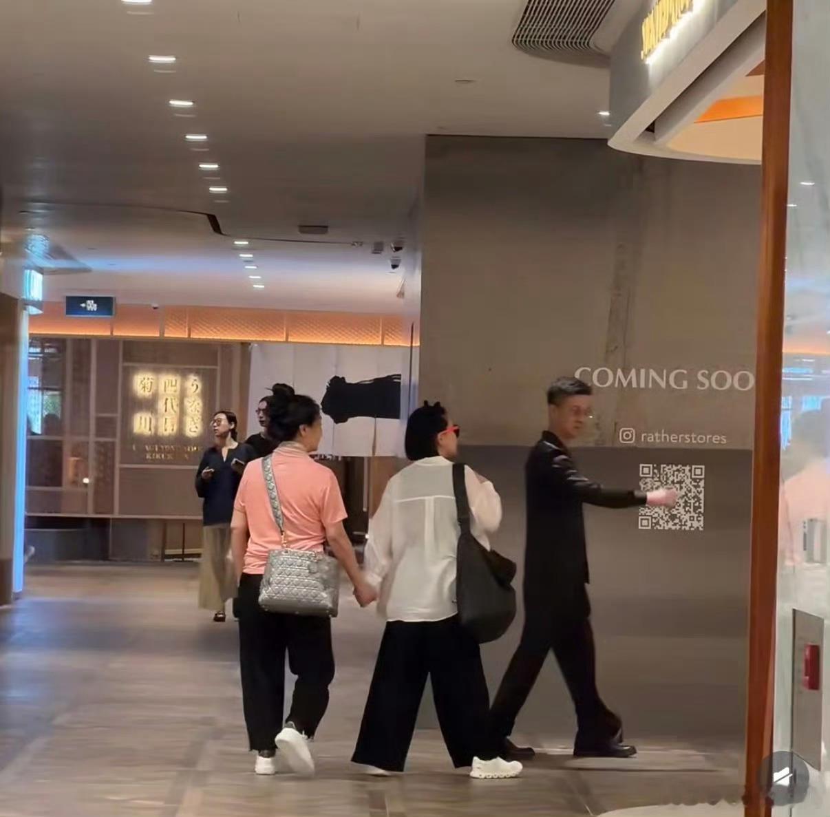 看到偶遇图，比起八卦，更感受到一种历经悲伤后的温馨感。

台媒已经证实，小S这趟香港之行，核心是陪婆婆黄秀珍庆贺84岁生日，S妈同行散心。画面里小S身形消瘦但气色不错，一路紧挽妈妈；许雅钧一身黑衣，被路人夸赞“真人很帅”，且全程陪伴在侧。没有剧本，没有排场，就是普通家人的日常。

有些声 ​