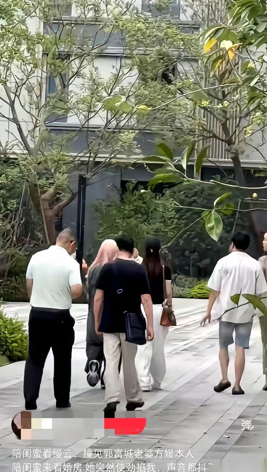 方媛撇开郭富城，一个人跑去上海看了套据说要4000万左右的精装修房子。她穿着黑色T恤和白色宽松裤子，打扮得跟普通上班族差不多，身边却围了好几个人陪看。 ​