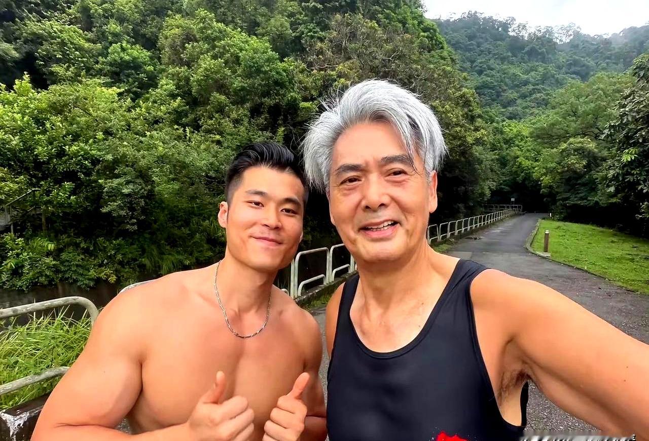 71岁的周润发在香港山上跑步又被偶遇了，满头银发套着件黑背心，跑完大圈照样神采奕奕，直接在网上刷了屏
 

合照里旁边站着一身腱子肉的年轻小伙，发哥并肩站着，腰板笔直，手臂线条利落紧实，身上完全找不出一丁点七十岁老人的佝偻感
 

很多三四十岁的人肚子早早就挺起来了，爬个三层楼梯喘得上气不接下气，天