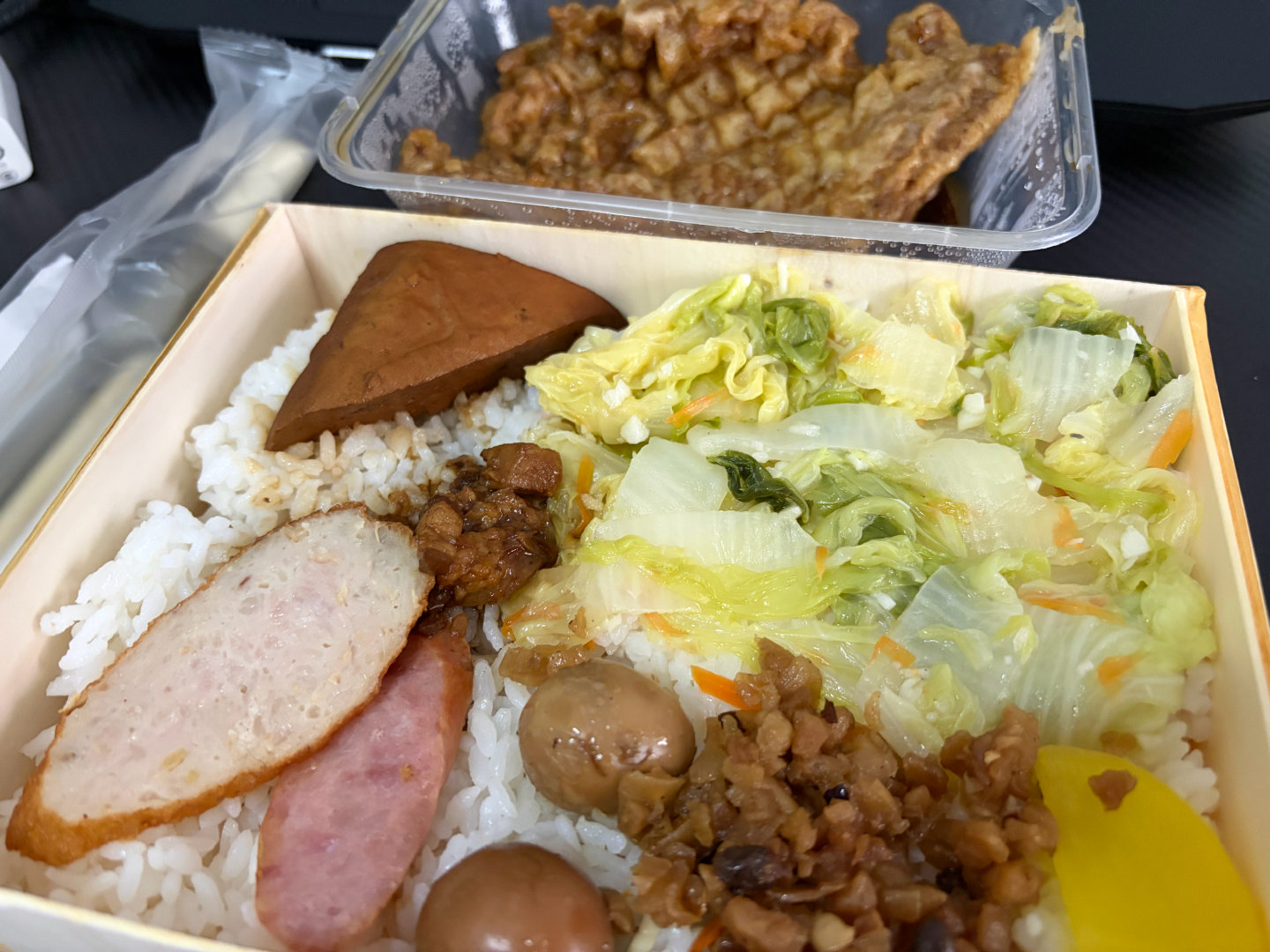 真的很想吃中东菜但是感觉好像附近外卖堂食都没有合适的可能还是得去线下找找…想念在武汉吃的kebab，但是中午点到了很好吃的台湾便当符合我对便当的刻板印象也确实很好吃 ​