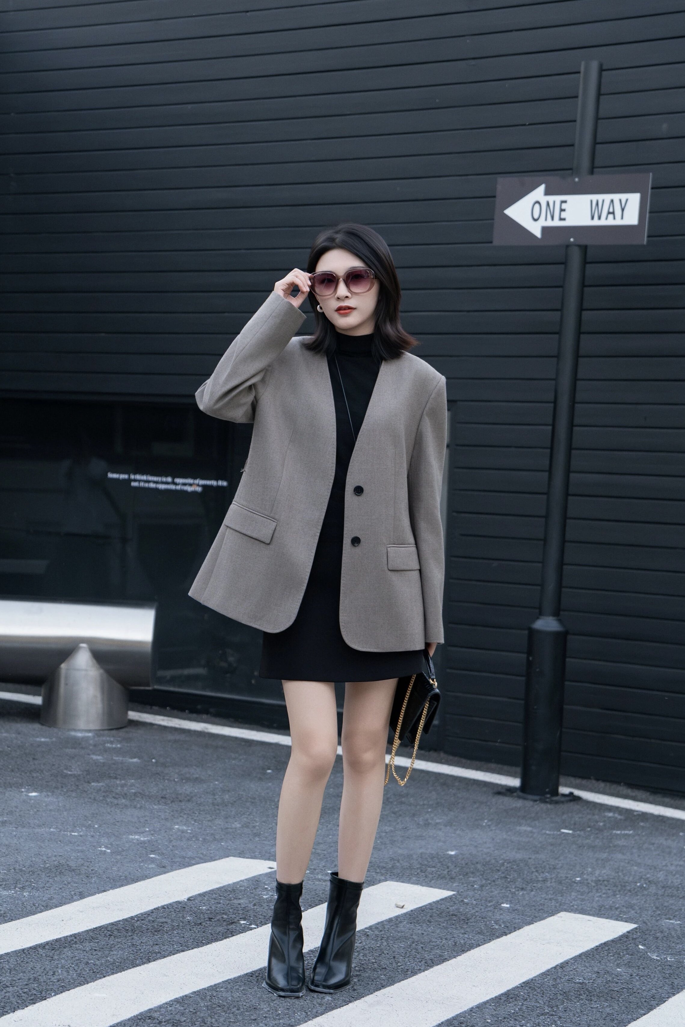 通勤穿搭｜浅棕西装松弛又利落，搭短裙衬出纤细腿型，配皮裙则添了柔媚，丝...