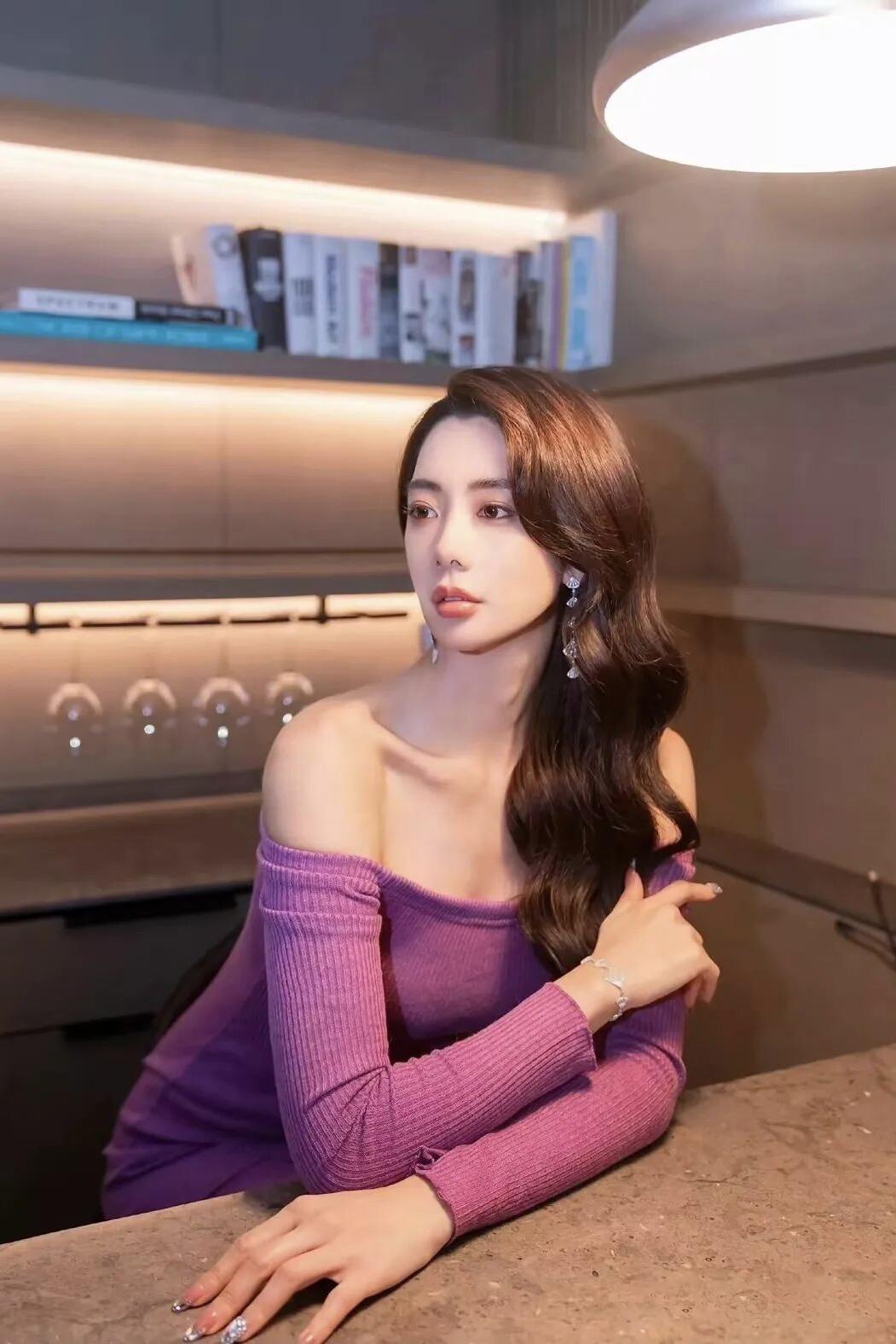 克拉拉｜紫色韵味，勾勒惹火曲线，每一帧画面都写满了性感的魅惑🫦