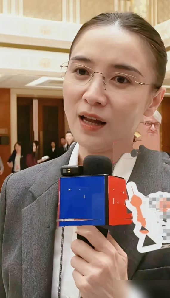 宋佳这话说得挺狠，直接说天价片酬那几年是行业发疯。
她自曝很久没进组了，今年开机率据说只有去年的三成。换别人早慌了，她跑去学陶艺，感受生活去了。
杨天真问她焦虑不，她说不焦虑。她觉得钱难挣是好事，因为观众终于不惯着烂东西了，混子不好混了。
说白了，潮水退了，谁在裸泳一清二楚。
有真本事的人，