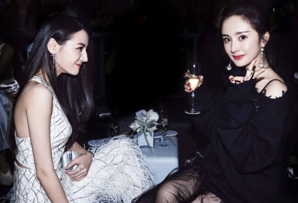 #杨幂迪丽热巴嘉行时期同框##杨幂迪丽热巴嘉行时期#杨幂迪丽热巴嘉行时期，友谊长存[哇] ​