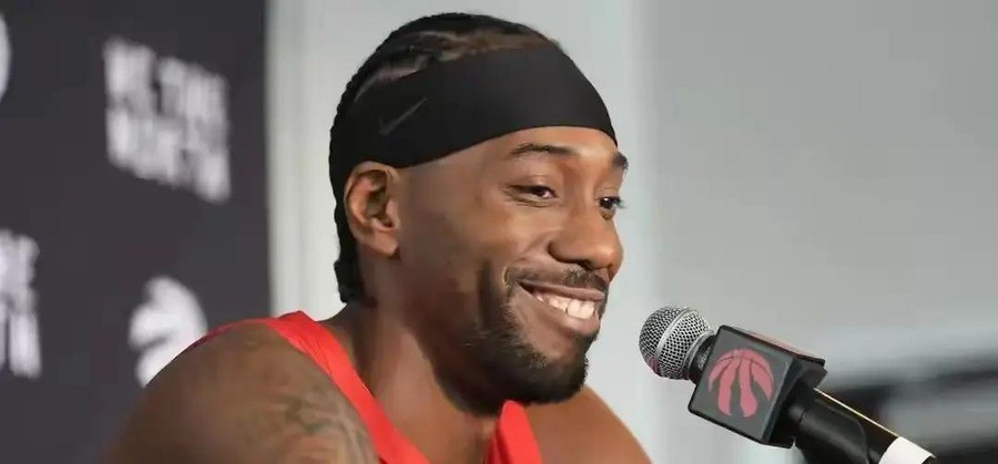 伦纳德放弃745万美元回猛龙，球队输24分他坐场边笑。ESPN名记说，他只交了70万美元罚款，却拿走4500多万美元回扣。
2026年10月3日，猛龙在魁北克城打季前赛，105比129输给热火。伦纳德没上场，一分钟都没打。他坐在场边，全程表情放松，笑了。球队输了24分，核心球星连热身服都没脱。
八年