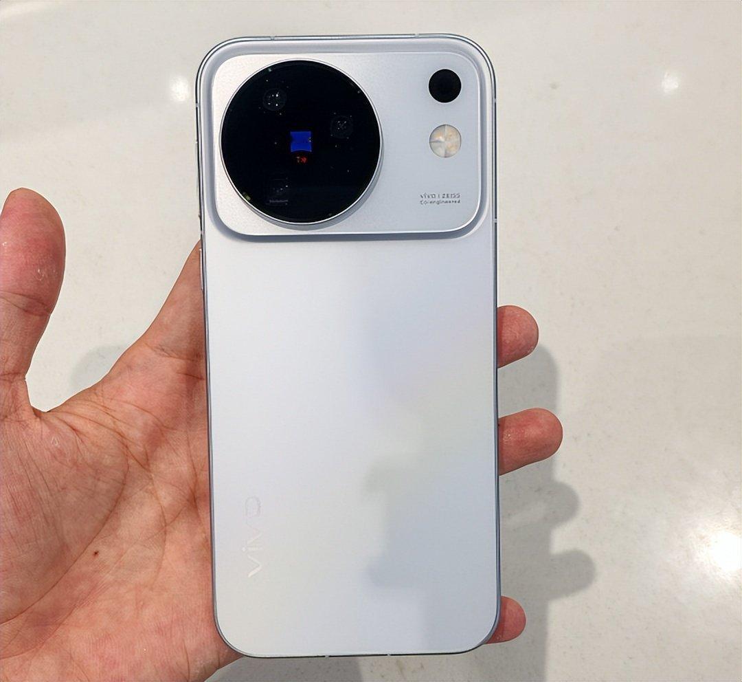 #vivo x500# vivo X500 今晚刚刚正式发布，主打超大电池+8K原生Live视频，标准版9月24日开售。 ​