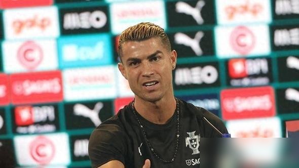 C罗道歉长文1800万赞，葡萄牙队友一个没点。转头他就在沙特连场破门，总进球981个，离千球就差19个。足协主席嘴上说全员支持，队友韦加却露了底：接指示，不能谈。民调高票反对他回国家队，但足协跟他的商业合同绑得死死的。说白了，场上能进球，场下能带货，谁舍得真封杀？