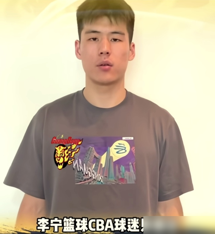 杜锋直接不干了，连朱芳雨都撤了，广东宏远这是把过去十年连根拔了。
8月24日一纸公告，杜锋转总教练，朱芳雨挂荣誉顾问，一线队交到一个37岁欧洲人手里。说白了两头顾不过来，国家队宏远连轴转，人扛不住了，索性回省篮协抓青训去。上赛季砸钱砸到联盟第五，季后赛连续两年八强就回家，年轻内线顶不上来，这账总得