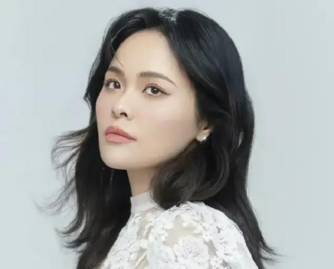 拿下金钟奖金奖、演过八部国家级歌剧女主角，一路读到声乐博士，谁能料到这样一位顶尖的歌唱家，生命偏偏停在了37岁

听到龚爽因病去世的消息，心里真是一阵惋惜

没显赫背景，完全是普通人家拼出来的天才

三年级唱歌获奖，初二拿到湖北省二胡十级，十四岁就敢一个人背着包北上求学

从本科、硕士一路读到博士，