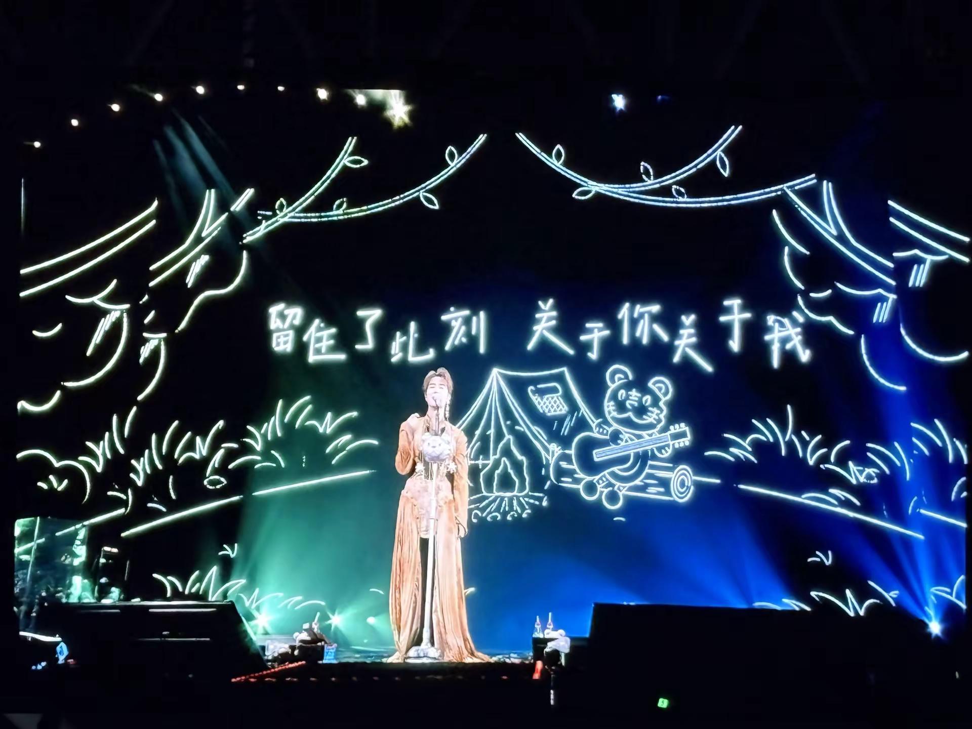 约好下一次见！ 第一次听演唱会的一天这个陆虎亲和力满分而且第一套衣服和第二套衣服看的出来很想有些帅哥仙气照哇！ps：确实瘦了！陆虎 像我这样的朋友