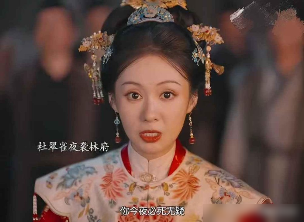 谭松韵抱着刘学义哭崩了，他手放的位置让内娱炸了锅。没悬空，没握拳，手掌实打实按在后背上。
这要是换个流量，早就被骂上热搜三天。可这次，评论区清一色说好。为啥？
因为谭松韵自己往怀里钻，笑得松弛，哭得也松弛。片场搀扶的花絮流出来，手也是直接抓胳膊，没那套虚头巴脑的避嫌。俩人认识十几年，剧里虐得肝疼