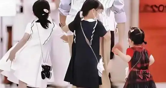 谢娜的三个女儿终于在网上亮相了！真的是太美了，简直就像张杰的小缩影一样。 ​