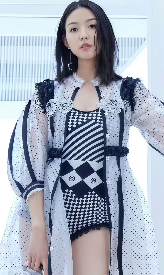 张梓琳绝美壁纸，气质身材太能打了