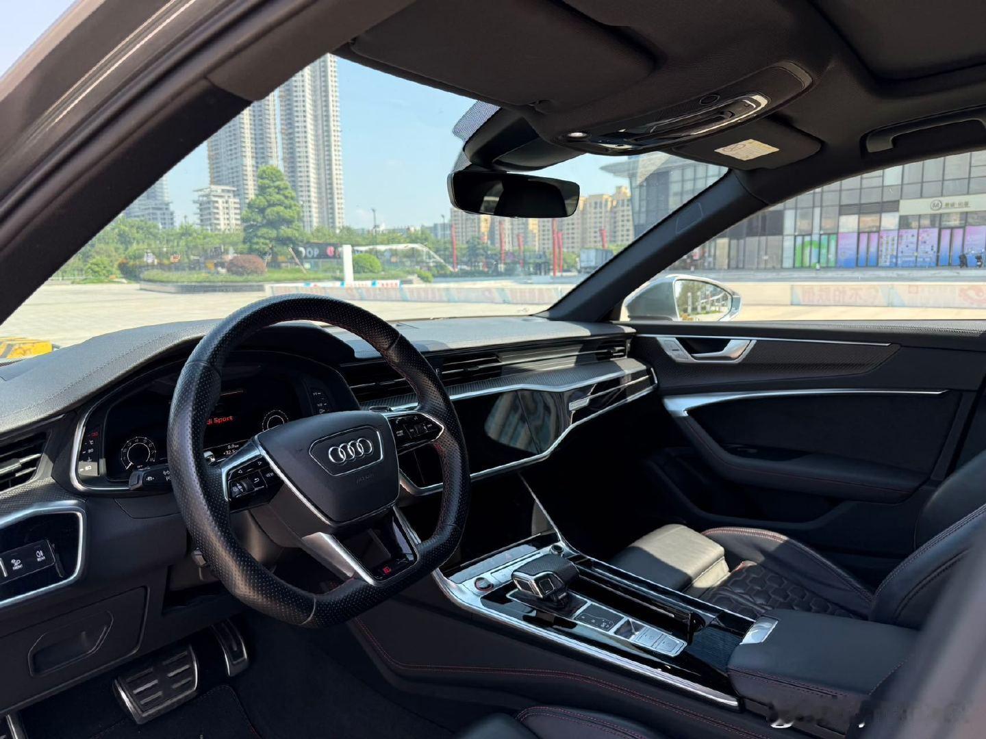 广州租车✅
奥迪RS6 Avant｜西装暴徒🔥
地表最强瓦罐，百万级性能旅行车
4.0T V8双涡轮/630匹马力，quattro全时四驱
​