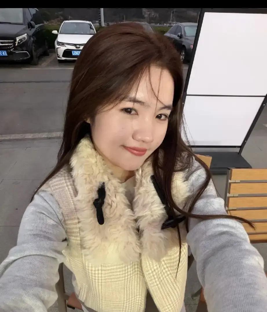 谁能想到，当年被当面嫌弃“个子太矮带不了衣服”的李勒优，如今评论区全是一水儿在跪求同款穿搭链接。
往前倒一阵子，晋妈挑剔人家身形的时候，话说得可一点不拐弯，直言这条件挂不住衣服，弄不好退货率都得爆表。
那时候不少人还真信了这套“非得大高个才能带货”的老理儿。
可现实偏偏就喜欢唱反调。李勒优没去