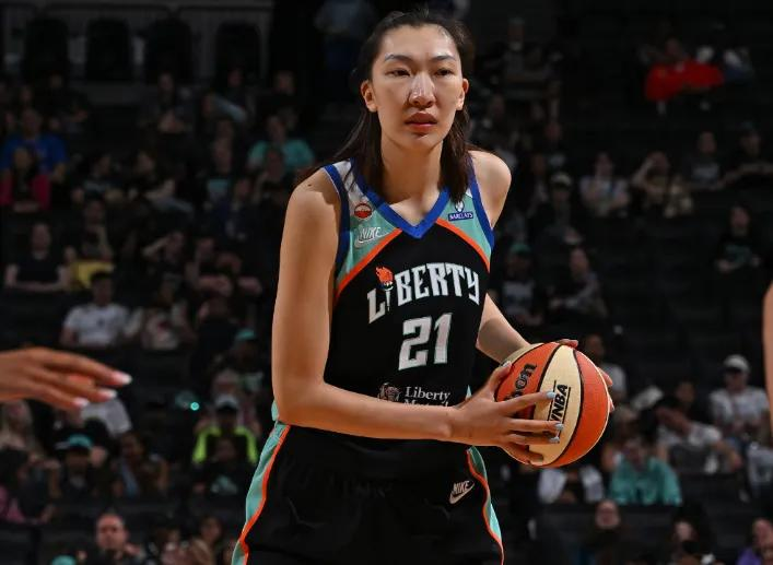 韩旭早年离开WNBA，选择回到WCBA舒适圈躺平，在当时遭到了不少球迷...