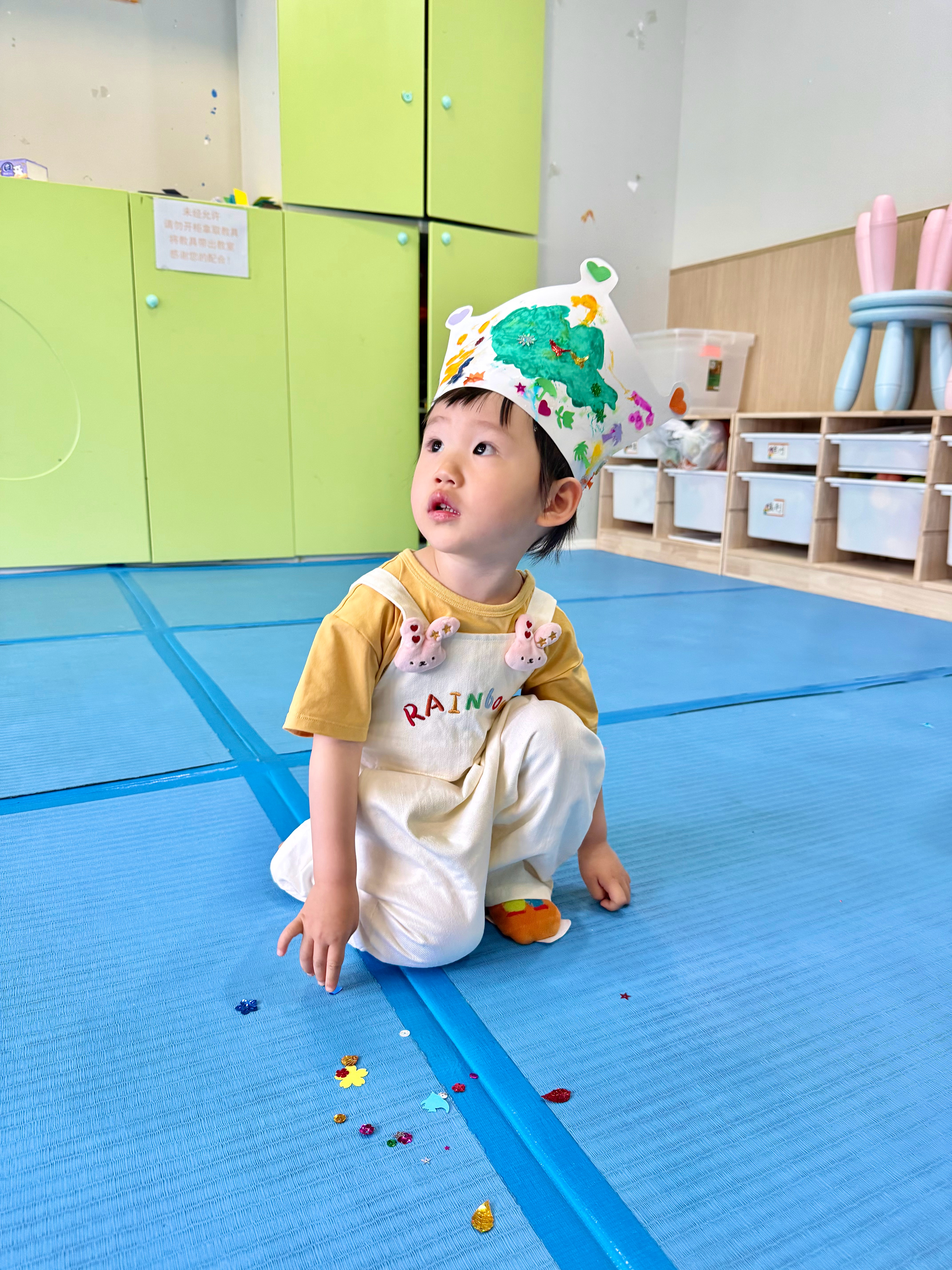 团子小朋友最近会关心人了  小事1️⃣：有一天她让我陪她去窗台上玩，我...