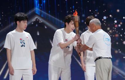 2026.08.03亚运会领奖装备发布会<br />王队亚运会健健康康...