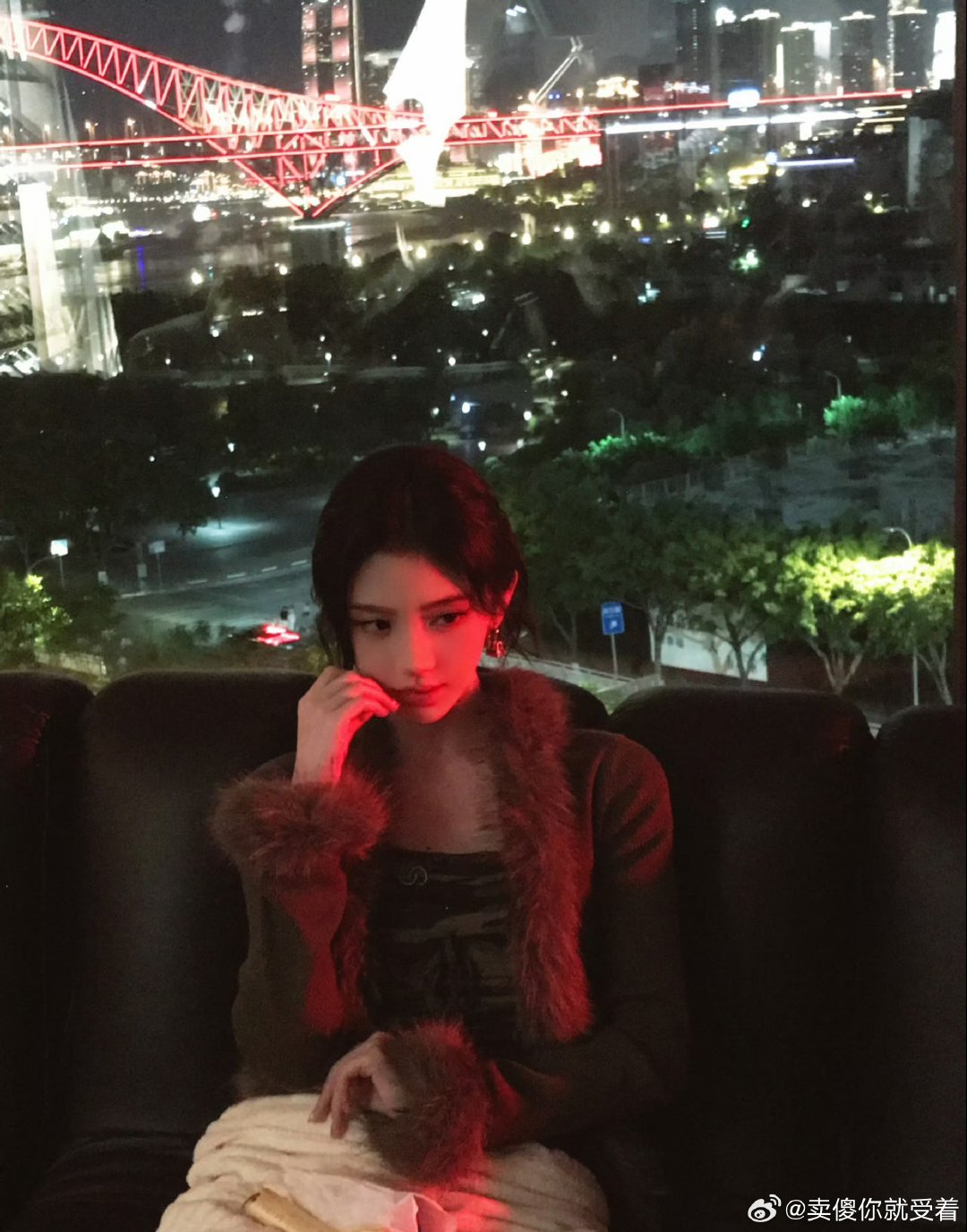 #鞠婧祎[超话]# jjy 我是新人入职蜜橘 窝主担是刘浩存 有没有宝宝告诉我一些鞠婧祎姐姐的事情吗 姐姐无水印照片在哪里找 ​