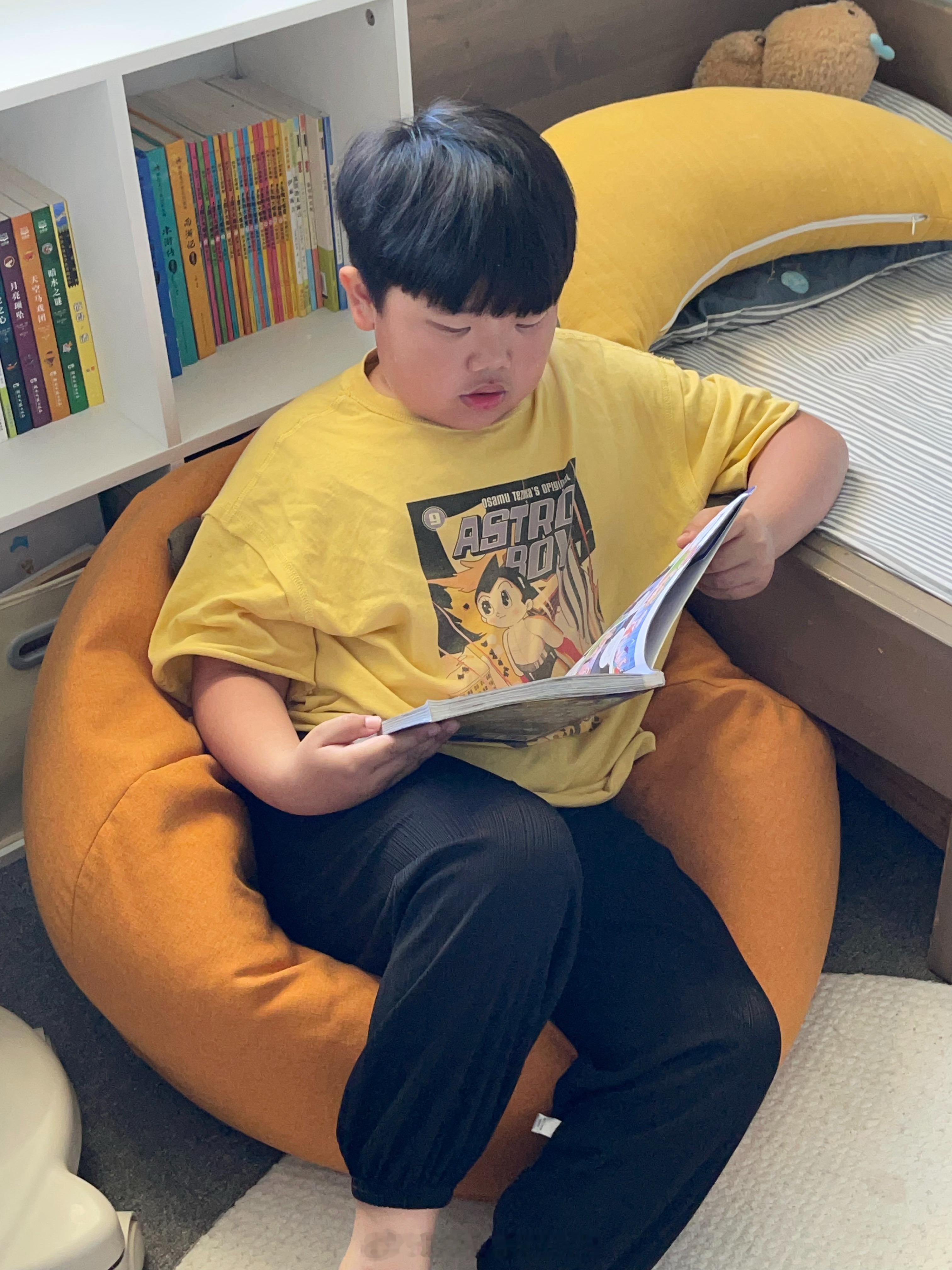今早奥斯卡6:00就醒了是什么让他醒这么早？是为了看漫画书二年级以后的...