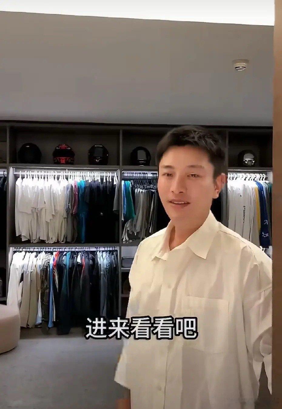 贾乃亮的衣帽间曝光，也太气派了吧，比我家的房子都大，收藏真不少，虽然现在不拍戏了，但自从和李小璐离婚后，感觉他自己的日子过得也很好！ ​