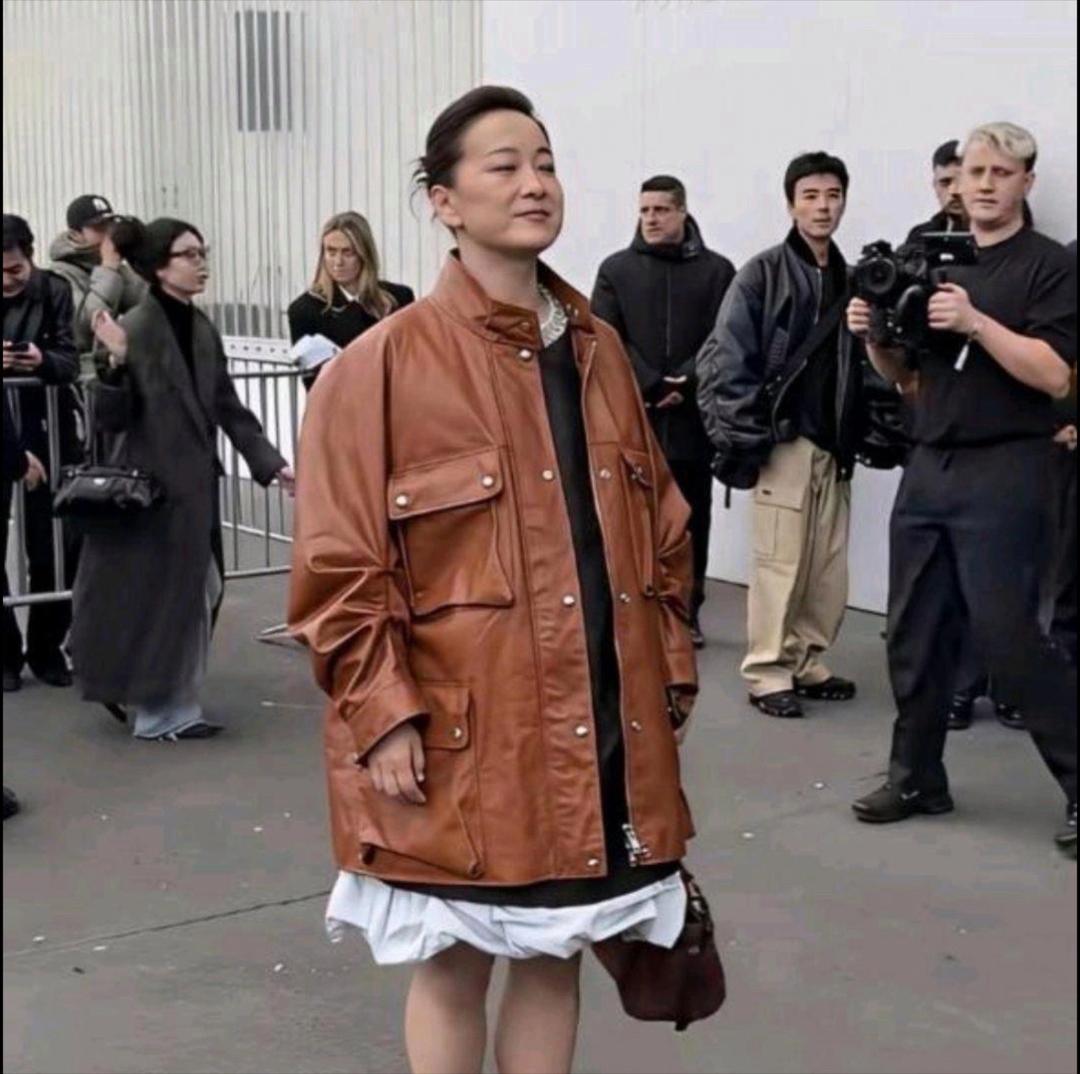 我的天，这居然还是贾玲⁠！她亮相米兰时装周⁠，整个人的气质和以往完全不一样，简直判若两人！ ​