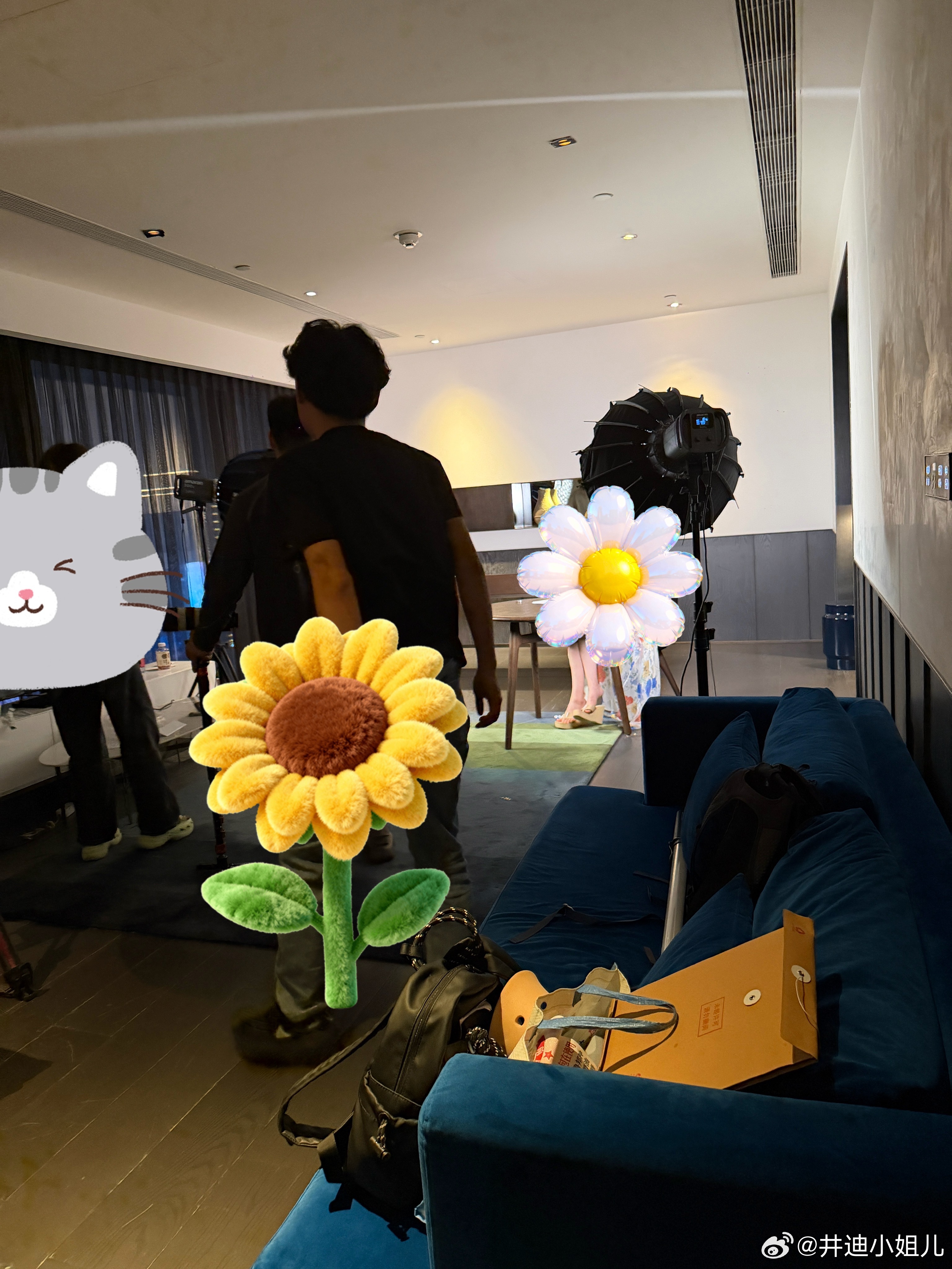 面签完就回来  到酒店上电梯的时候把粘豆包给我的夯实大馒头造了一大半  这个老大了   还有个白面的馒头干噎半拉，还好有这个啊！！！ 
吃完直接，接着干活！

在巡演的前两天刚接到通知，这个工作必须要在21号之前结束 ，只有两个时间能选择
1️⃣早上“工作”   结束后去面签，2️⃣面签结束后“工作 ​