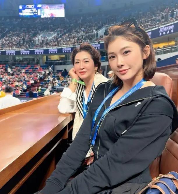 吴艳妮2026年3月给F1中国站颁奖，F1海外账号把她整个人裁掉只剩一只手臂。7个月后，她带妈妈看一场网球，评论区还在吵她蹭热度。
2026年3月14日，吴艳妮受邀为F1中国站冲刺赛颁奖。F1官方微博发了完整合影，海外Instagram账号把吴艳妮完整裁掉，只在画面边缘露出一只手臂，配文也没提她。这