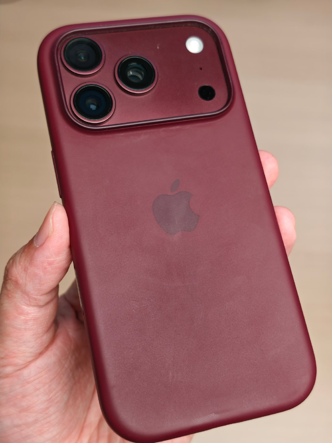 今年iPhone18 Pro勃艮第酒红色，无论是裸机还是官方的手机壳都一样的沾指纹，黑色貌似也差不多！蓝色跟白色表现最好，强迫症推荐后两者[干饭人] ​​​​