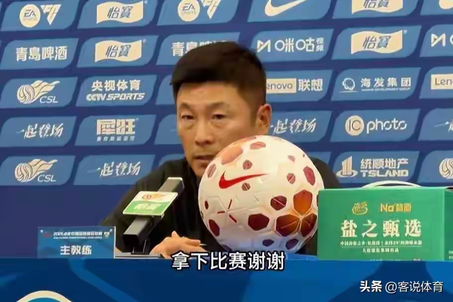 主场战新鹏城！大连想赢，重点做好一攻一防

今晚19点，大连英博主场对阵深圳新鹏城🔥
对手3大主力停赛，是天赐良机，但切忌无脑压上！
 
本场不用大改首发，关键就抓两点：
1️⃣进攻提速！减少无效倒脚，断球立刻找阿奇姆彭冲刺。斯坦丘精简持球，快速出球拉扯防线。
2️⃣防守掐源！重点切断韦斯利的接球线
