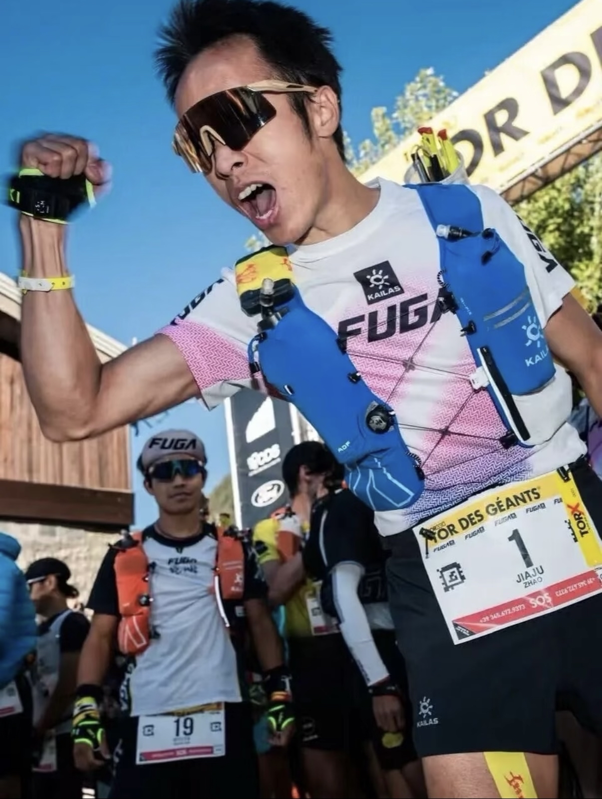 65小时55分碾碎阿尔卑斯：赵家驹把“巨人之旅”跑成中国时刻

330公里、24000米爬升、25座高山垭口，关门时间整整150小时——很多人连理解这套数据都头晕。可9月16日凌晨，意大利库马约尔终点拱门下，赵家驹用65小时55分22秒冲线，把“巨人之旅”TORX330赛道纪录一口气削掉13分钟，原