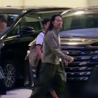 许志安红馆尾场，张学友出来合唱，热搜却全在盯张卫健那张脸。
六十岁的人，站在梁汉文旁边像隔了一辈。镜头扫过去，眼袋垂着，法令纹深得能夹住烟。可梁汉文同年生，状态紧实得跟三十八似的。
台下坐的全是当年一起混的兄弟，苏永康、梁汉文，台上许志安哭了两回，说低谷后要珍惜第二次机会。
张卫健就坐在那儿笑