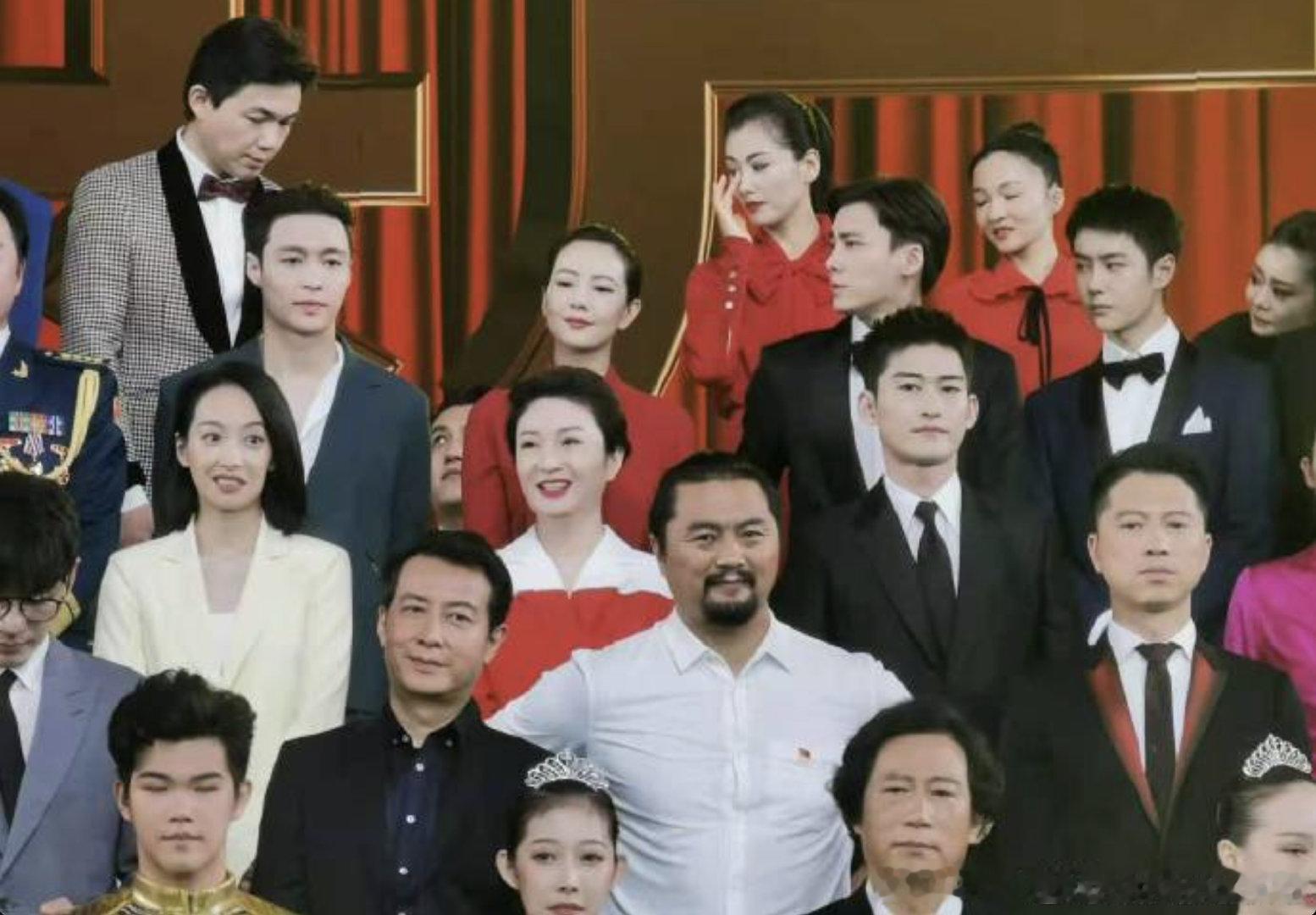 #靳东[超话]# 
无奖问答
请在图中找东东
[挤眼]
#靳东# ​