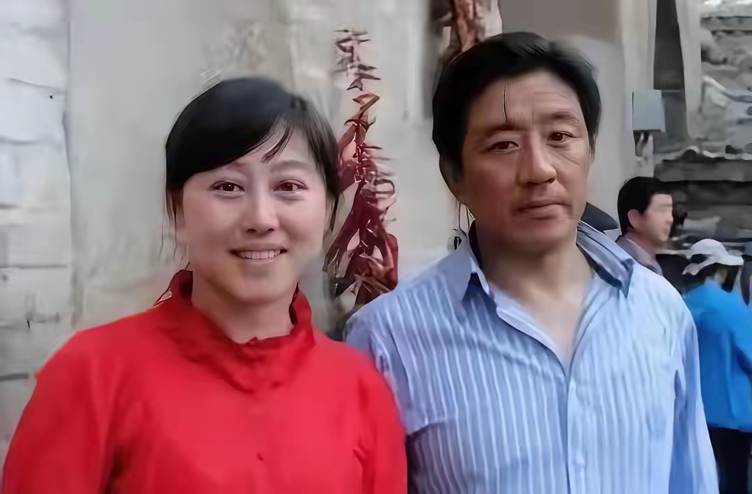 岁月从不败老戏骨，老去依旧有风采。高宏亮一胡焰，葛优一货聪，粱冠华一唐烨，刘亚津一张国丰，李琦一高立，候长荣一陈剑月，濮存昕一宛萍，赵小锐一曹玉梅，刘青云一郭蔼明。
 
不少老牌演员年轻时风华绝代，熬过时光洗礼，容颜虽不再年轻，气质却越发醇厚。
 
褪去荧幕上的角色光环，生活里从容平和。不必执着于永