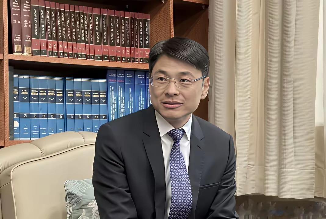 台外事部门发言人萧光伟说，“对中国海警持木棍攻击菲军予以强烈谴责，反对...