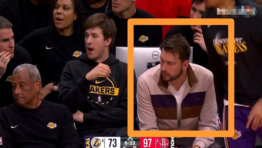 东契奇这身湖人球衣，终于还是穿上了。  当年还在独行侠，季后赛因伤打不...