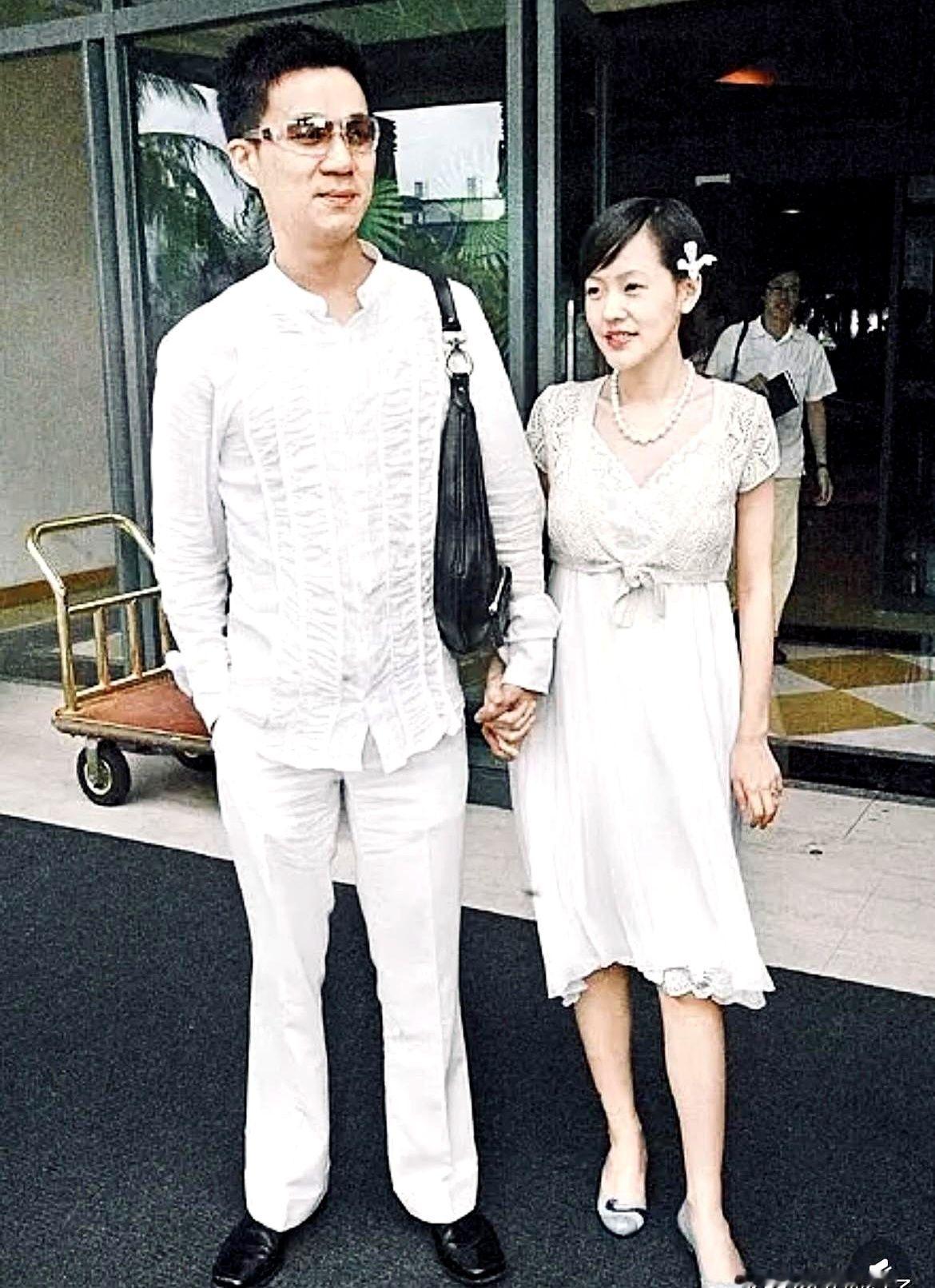 都说小S老公天天游手好闲不用上班，人家其实在家里盯盘炒股，顺手还打理着家族的面包店生意。

从2005年9月领证到现在，这对相差9岁的夫妻硬是把日子过得稳稳当当。连生了三个女儿，一家五口的日子平淡也热闹。

想当年，十几岁的小S跟着姐姐闯荡娱乐圈，后来在朋友攒的局上碰上这个懂投资的富二代，直接步入婚