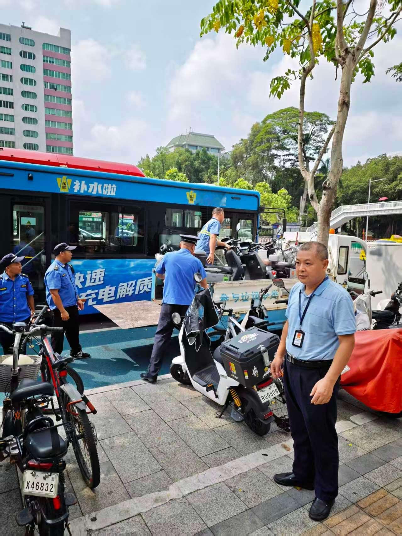 “过去这段人行道被单车塞得满满当当，推婴儿车都要绕着走；现在一排排车整...