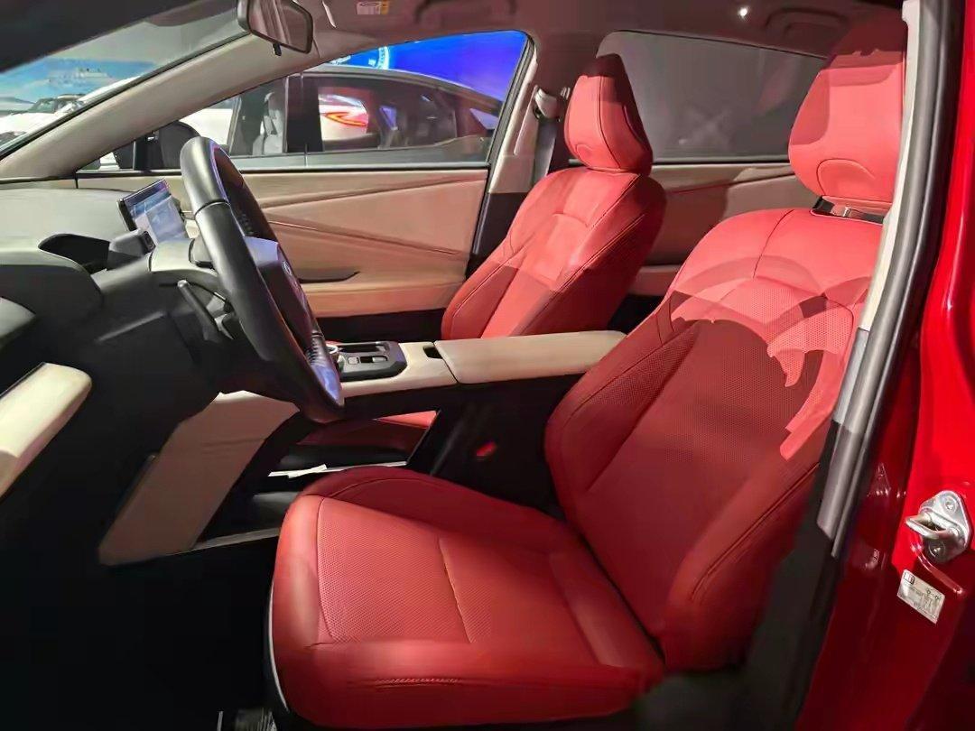 2027款一汽丰田bZ5是权益价10.98万起的中型纯电轿跑SUV，e‑TNGA架构、刀片电池，全系标配激光雷达支持城市NOA，空间大电池保障政策强，但车机尚可，有550/630km续航可选 。 ​