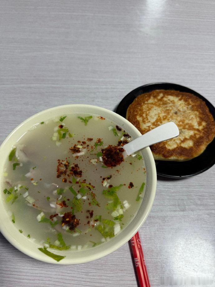 #彭小苒[超话]#上班的牛马，别忘了任务：
尿喝白，电充绿，事办黄 ​