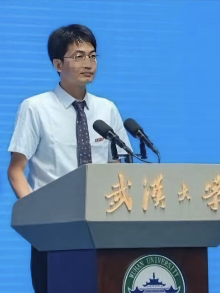 武大师德争议事件：师风底线与法治完善引全民深思
 
近日，武汉大学一起师生师德与学术争议事件引发社会广泛热议。涉事教师曾梦琪为1991年生人，2009年考入武大，2018年博士毕业留校，2021年破格获评正教授，年纪轻轻便身居高校教职高位，履历十分亮眼，也让此次风波备受关注。
 
本次举报由其博导付